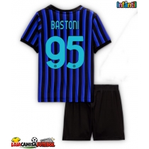 Camisa de Futebol Inter Milan Alessandro Bastoni #95 Equipamento Principal Infantil 2025-26 Manga Curta (+ Calças curtas)